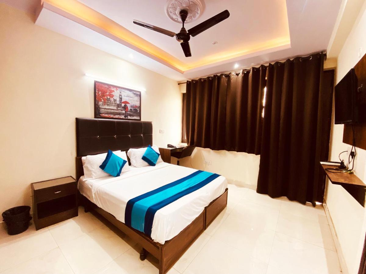 Hotel Admire Inn "Atta Market, Noida Sector 18" מראה חיצוני תמונה